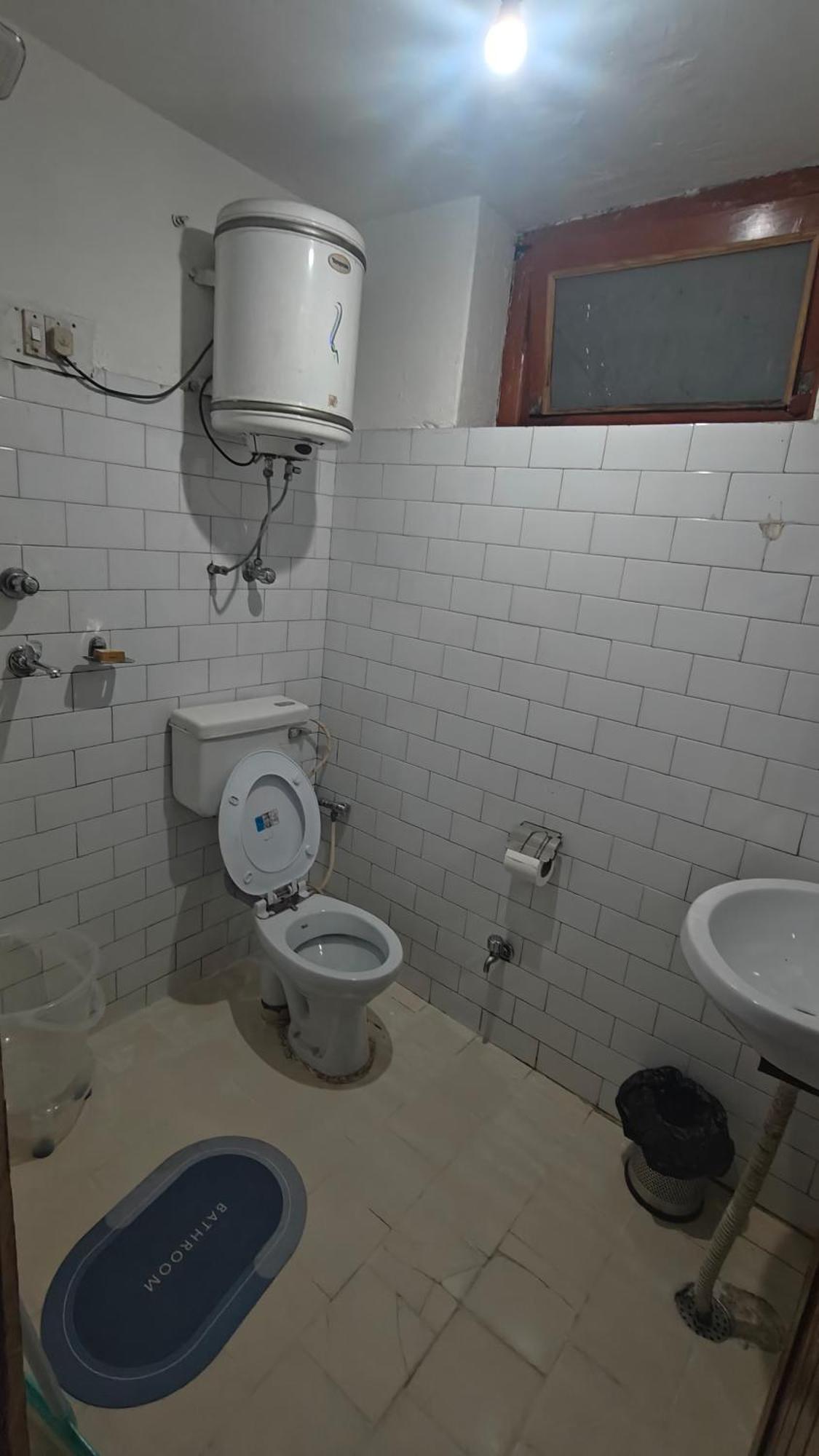 Basecamp Manali Hostel Room photo